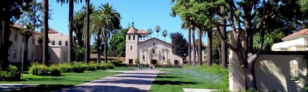 تقع Santa Clara Mission في قلب الحرم التاريخي لجامعة SCU.