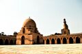 الصحن المكشوف وبه القبة