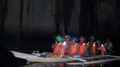 قارب السياحي في كهف نهر بورتو برنسيسا (بالإنجليزية: A tour boat inside the Underground River.)‏