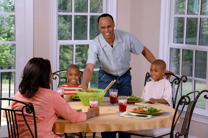 ملف:Family eating lunch.jpg
