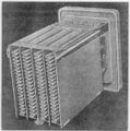 مكثف كهربائي مطوي من الألومنيوم الرطب ، Bell System 1929 ، يُنظر إلى الأنود المطوي ، والذي تم تركيبه في مبيت مربع (غير موضح) مليء بالكهرباء السائلة