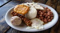 Bandeja paisa من Peñól de Guatapé في أنتيوكيا ، كولومبيا .