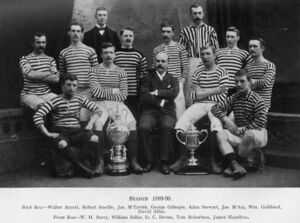 صورة تبين تجمع الاعبين امام كأس اسكتلندا 1889–90 الصورة قديمة (ابيض واسود)