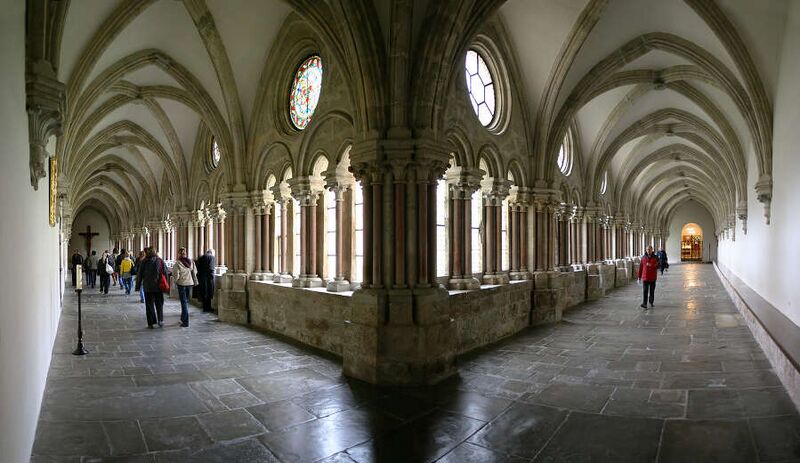 ملف:Kreuzgang Stiftskirche Lilienfeld.jpg