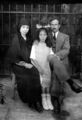 عبد الرحمن شهبندر في أوائل 1920 مع زوجته وابنته في منزله بدمشق..