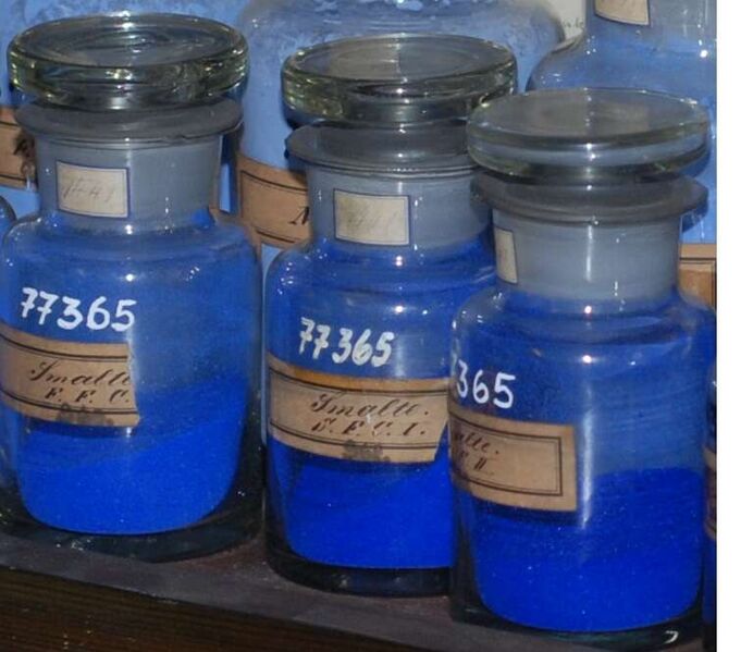 ملف:Smalte-Historische Farbstoffsammlung.jpg