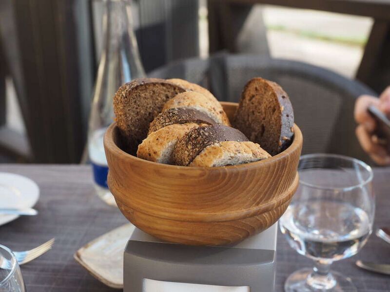 ملف:Bread at restaurant Milda.jpg