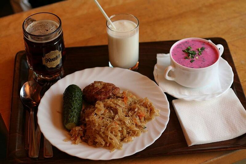 ملف:Latvian dinner.jpg