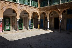 Colonnes cour médersa Mouradia.jpg