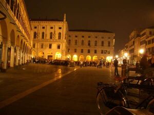 Padova-Palazzo della ragione nachts.jpg